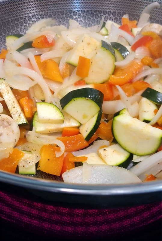 hexclad-wok-with-stirfry-veggies