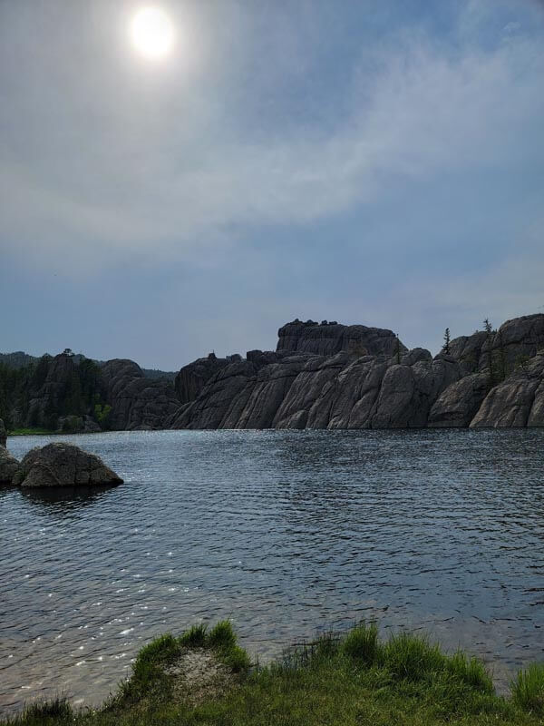 Sylvan-Lake-with-rock-formations-at-mid-day